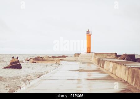 Ein Leuchtturm der Ostsee Mole. Stockfoto