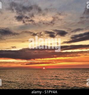 Sonnenuntergang über dem Meer Stockfoto