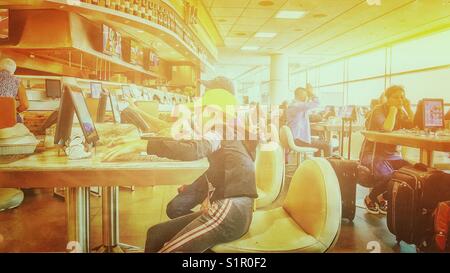 Passagiere auf Tabletten bei Toronto Pearson International Airport, Toronto, Ontario, Kanada Stockfoto