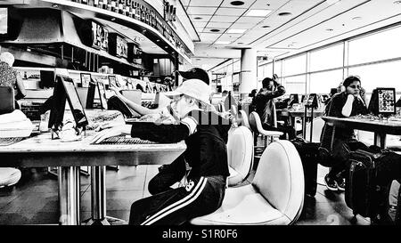 Passagiere auf Tabletten bei Toronto Pearson International Airport, Toronto, Ontario, Kanada Stockfoto