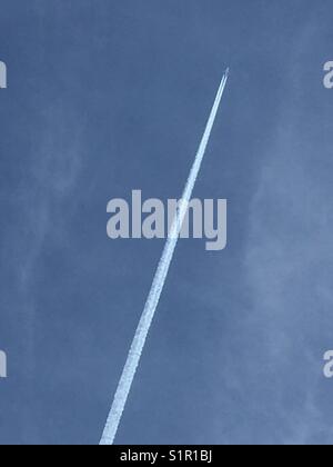 Blauer Himmel zeigen Düsenflugzeugs... Stockfoto