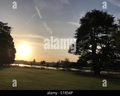 Herbstliche Fluss morgen Szene mit Bäumen und aufgehende Sonne Stockfoto