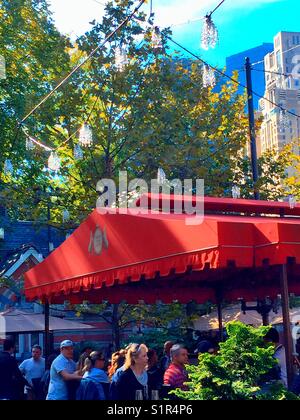Essen im Freien und an der Bar, Taverne auf dem Grün, Central Park, New York City, USA Stockfoto