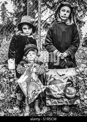 Drei Kinder in Halloween-Kostümen Stockfoto