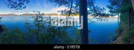 Panorama Portrait von Nebel über Blue Lake Stockfoto