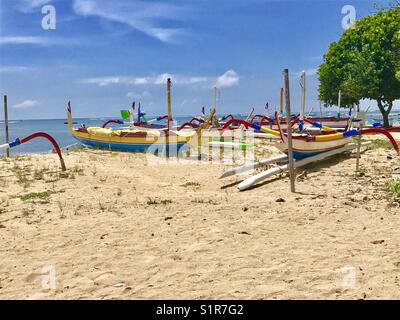 Bunte Boote am Strand von Sanur, Bali Stockfoto