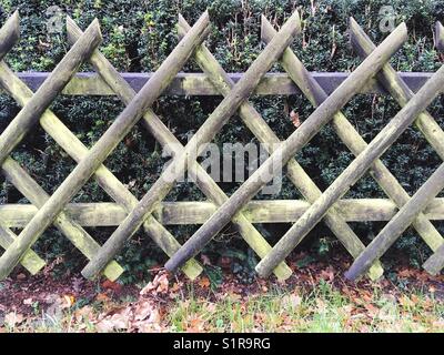 Holz- Lattenzaun Stockfoto