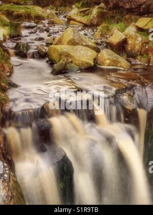 Wasser fließt über Felsen bei White Coppice in der Nähe von Chorley in Lancashire Stockfoto