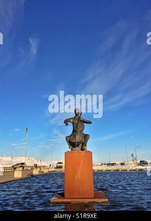 Statue des Dänischen Cellisten Erling Blöndal Bengtsson außerhalb der Harpa Konzerthalle, Reykjavi, Island. Skulptur von olöf Palsdóttir. Stockfoto