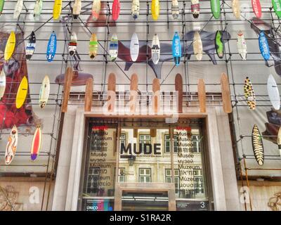 MUDE Museum für Design und Mode in Lissabon, Portugal, mit Surfboard Exponat auf der Außenseite Stockfoto