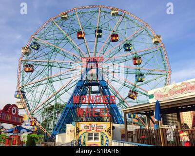 Deno's Wonder Wheel Rad feris, Coney Island, Brooklyn, New York, Vereinigte Staaten von Amerika. Stockfoto