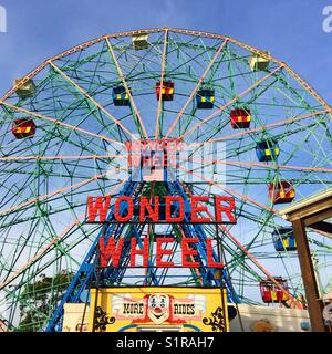 Deno's Wonder Wheel Riesenrad, Coney Island, Brooklyn, New York, Vereinigte Staaten von Amerika. Stockfoto