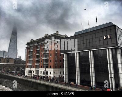 Der Shard gesehen wird, durch Nebel und der Financial Times Office auf die Southwark Bridge in London, England maskiert Stockfoto