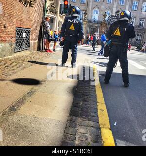 Zwei Polizisten mit wachem Auge auf Fußball-Fans, Kopenhagen, Dänemark Stockfoto