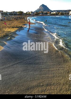 Spät am Abend Blick auf den Arenal Strand, mit Montgo Berg im Hintergrund. Javea, Alicante, Spanien. Stockfoto
