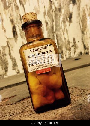 Alte Medizin Flasche auf einem Regal Stockfoto