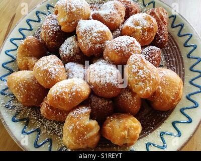 Deutsche frittierter Hefeteig Stück namens schmalzkuchen Stockfoto
