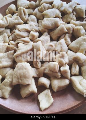 Teigstücke für die norddeutsche gebratene Teigspezialität Schmalzkuchen Stockfoto