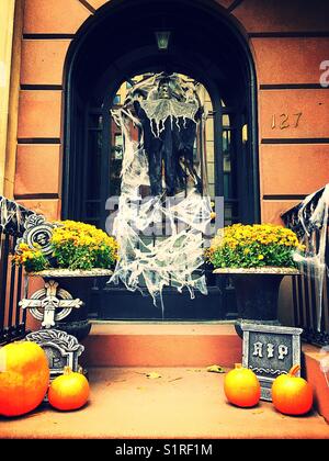 Halloween Display brownstone Vordertür und Schritte, New York City, USA Stockfoto