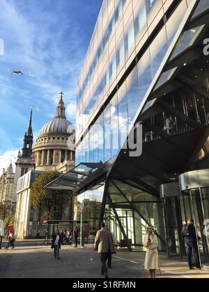 Menschen stehen außerhalb 1, neue Change Shopping Centre mit Land Securities in London, England am 30. Oktober 2017 im Besitz Stockfoto