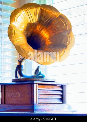 Vintage gramophone aus Messing und Holz, USA Stockfoto