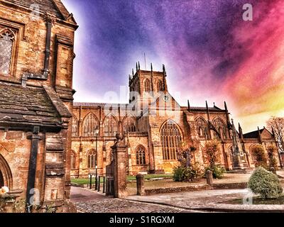 St John's Armenhäuser und Sherborne Abbey in der Morgendämmerung, Sherbourne, Dorset, England Stockfoto