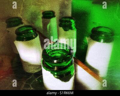 Detailansicht der leeren grüne Bierflaschen in einem Six Pack Fall Stockfoto