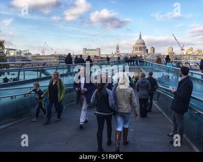 Menschen zu Fuß über die Millennium Bridge, entworfen von Norman Foster. St Paul's Cathedral ist in der Ferne zu sehen. Foto am 3. November 2017, Stockfoto