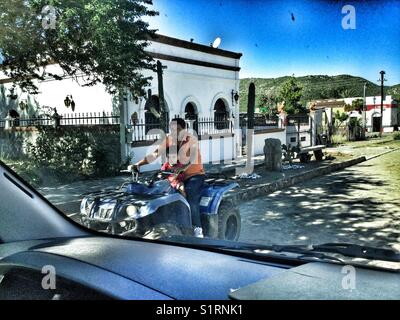 Vater und Sohn, ein Dune Buggy durch El Triunfo, einem alten, verlassenen Minenstadt auf Baja California, Mexiko. Stockfoto