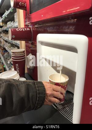 Frau mit einem Costa self service Kaffeemaschine in einem Supermarkt auf dem Campus der Universität, UK. Stockfoto