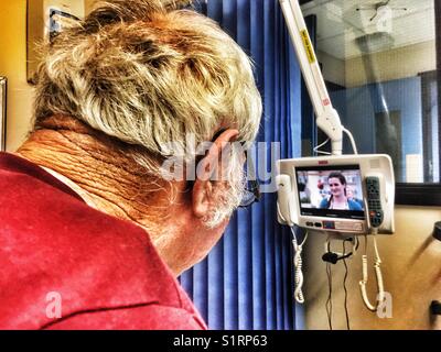 Patienten im Krankenhaus Fernsehen Stockfoto