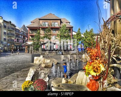 Herbst kommt zu Blue Mountain Village, Collingwood, Ontario, Kanada. Stockfoto