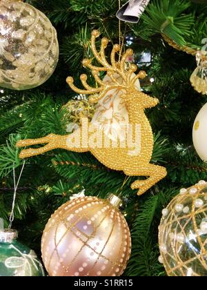 Golden rentier Dekoration hängen am Weihnachtsbaum Stockfoto