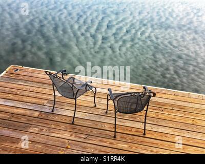Zwei Stühle auf einem schwimmenden Dock Stockfoto