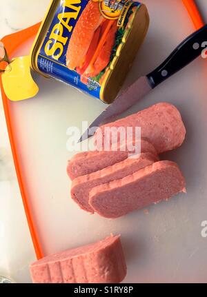 Scheiben von Canned Spam auf ein Schneidbrett, USA Stockfoto