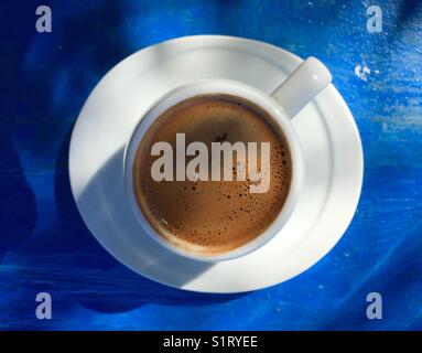 Tasse starken türkischen Kaffee in eine weiße Tasse auf einem blauen Holztisch Stockfoto