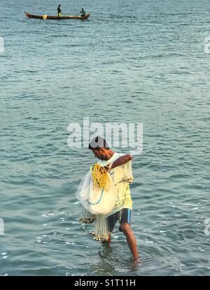 Fisher Mann bereit Net auf das Meer zu werfen Stockfoto