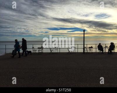 Menschen zu Fuß entlang der Promenade an der Seaton Strand in Devon, England am 13. November 2017 Stockfoto