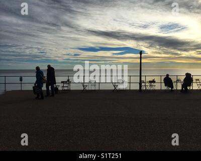 Menschen zu Fuß entlang der Promenade an der Seaton Strand in Devon, England am 13. November 2017 Stockfoto