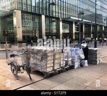 Haufen von Zeitungen Stockfoto