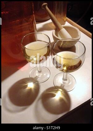 Eine Probe von „Orangenwein“ (rechts) aus [weißen] Macabeo-Trauben, die auf den Schalen fermentiert wurden (mit dem normalen Gegenstück im Glas links), Katalonien, Spanien. Stockfoto