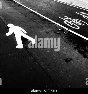 Fahrbahnmarkierungen für Fußgänger- und Radwege Stockfoto