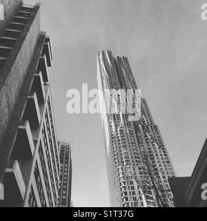 8 Fichte Straße (rechts) auch als New York von Gehry bekannt, die zuvor als Beekman Tower bekannt. Diese gemischt genutzte Hochhaus in 2011 eröffnet. Lower Manhattan, New York City. Stockfoto