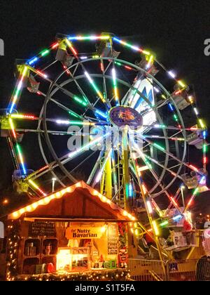 Eine hell erleuchtete Riesenrad auf Toronto der jährliche Weihnachtsmarkt. Stockfoto