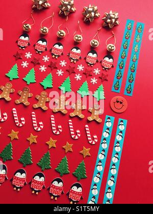 Weihnachten themed Flach/knolling auf rotem Hintergrund. Stockfoto