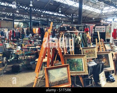 Bric-a-brac zum Verkauf in Old Spitalfields Market, London Stockfoto