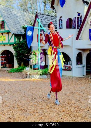 Mann auf Stelzen am North Carolina Renaissance Festival 2017 Stockfoto