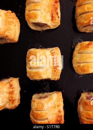 Acht Wurst rollen auf einem Backblech Stockfoto