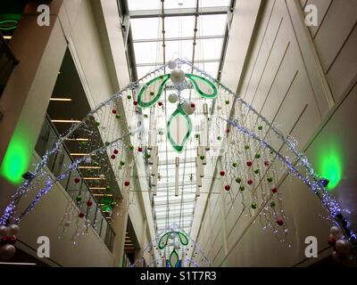 Weihnachtsschmuck in einem Einkaufszentrum Stockfoto