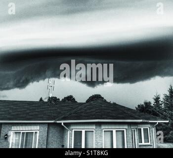 Unheilvoller Sturm mit einer Regalwolke, die über einem Haus in Clarington, Ontario, Kanada, gesehen wird Stockfoto